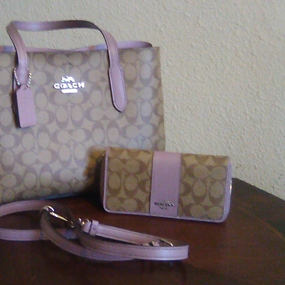 Coach purse - Picture 2 of 2